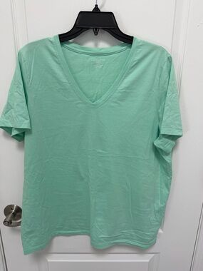 Lands' End Women's Lite Green Short-Sleeve Tee, V-neck, Size Large